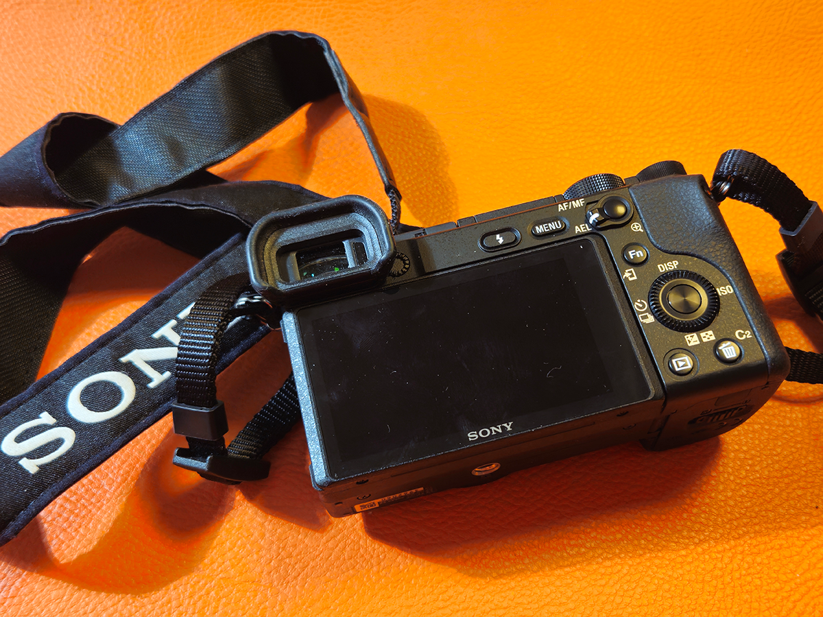 Foto del retro della fotocamera Sony Alpha 6400