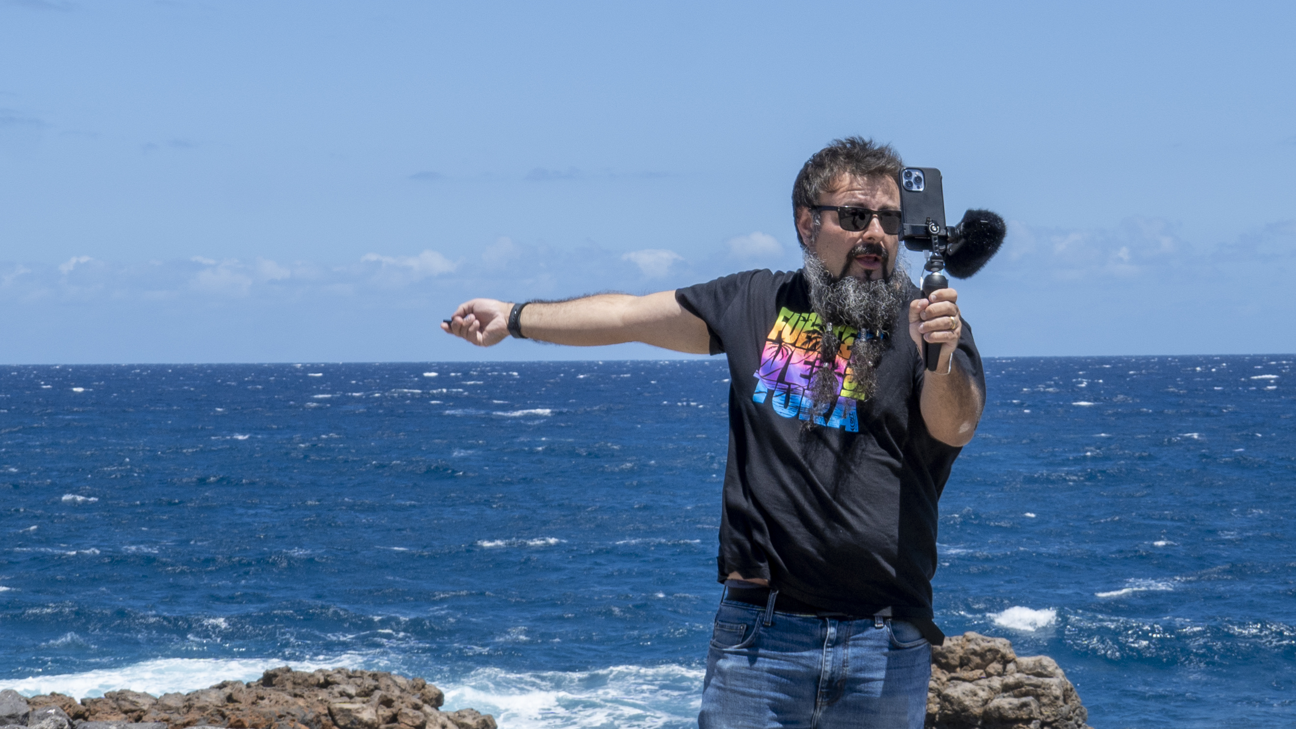 Fotografia che ritrae Alessandro Germano mentre lavora in riva all'Oceano