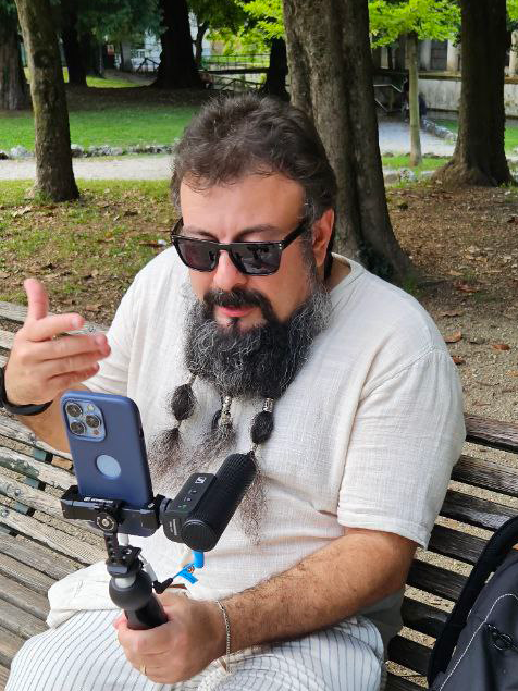 Fotografia di Alessandro Germano mentre utilizza il microfono Sennheiser MKE 400